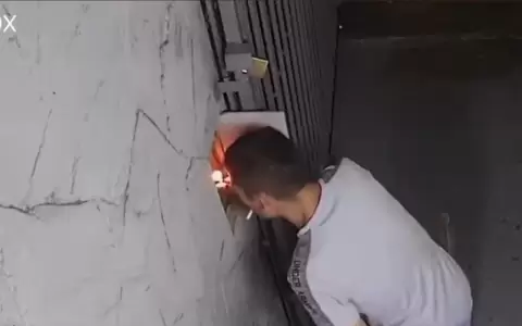 Graban momento en que un hombre casi incendia casillas del Mercado 4