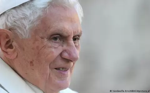 Personalidades y fieles mandan sus condolencias por Benedicto XVI