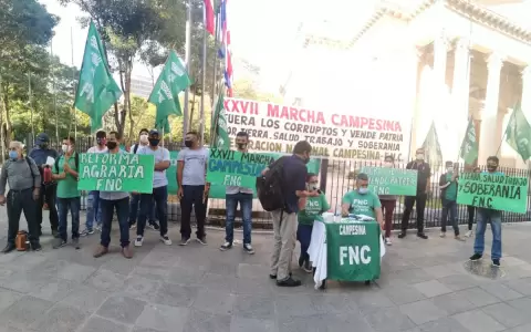 Miembros de la FNC se manifiestan frente al Indert