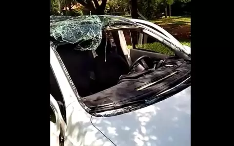 Camioneta qued� destrozada tras explosi�n de globos inflados con gas