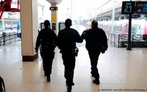 Varios heridos con arma blanca en estaci�n de trenes de Par�s