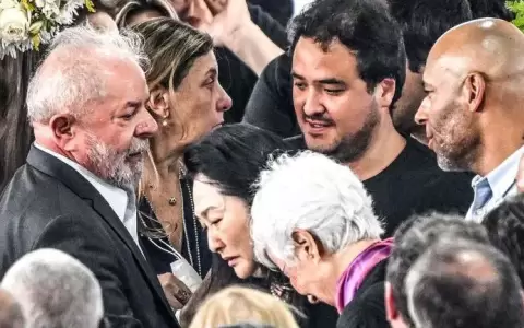 Lula da Silva rindi� homenaje a Pel� en la capilla ardiente del estadio del Santos