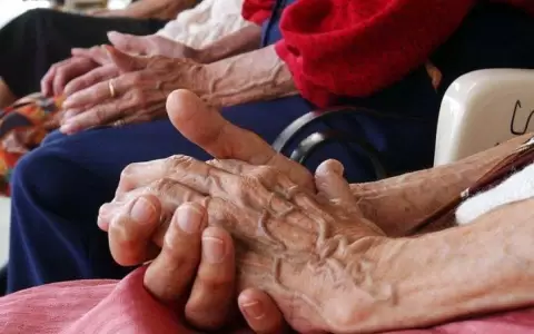 Adultos mayores en situaci�n de calle pasan por burocr�ticos tr�mites para ser auxiliados