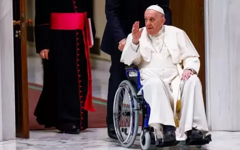 La chipa paraguaya fue lo �nico que le hizo levantar al papa Francisco de su silla de ruedas