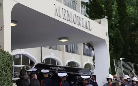La despedida a Pel�: el cortejo con los restos lleg� al cementerio tras recorrer las calles de Santos