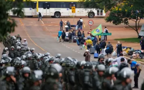 Crisis en Brasil: comenz� desalojo de bolsonaristas en Brasilia y hay 1.200 detenidos