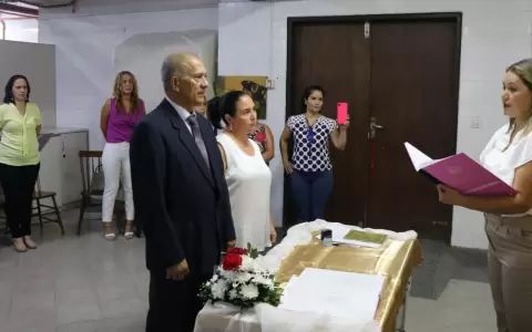 Funcionaros de Cl�nicas se casaron en el hospital