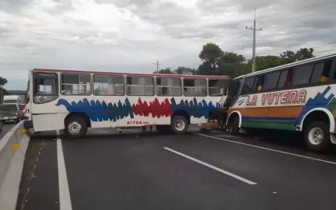Dos colectivos protagonizaron aparatoso accidente en Ypacara�