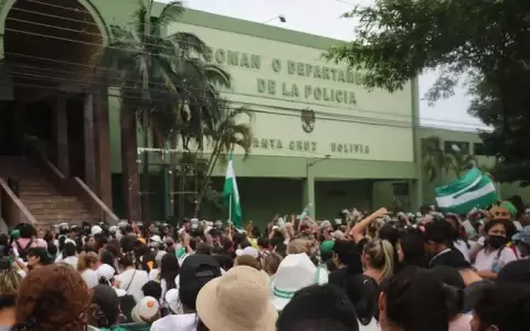 Las protestas por la libertad de Camacho no cesan en la regi�n boliviana de Santa Cruz