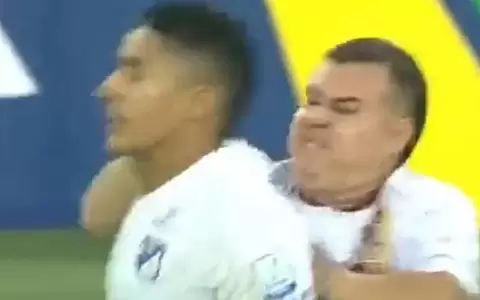 Esc�ndalo en Colombia: hincha agrade por la espalda a futbolista