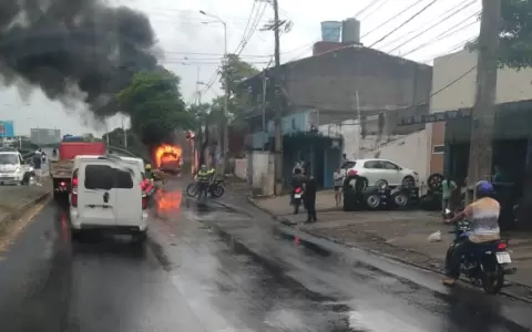 Confirman que incendio de bus en zona de Cuatro Mejores no dej� heridos