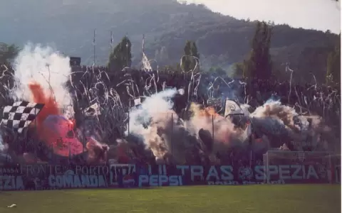 Repudiable canci�n de los ultras del Spezia contra Diego Maradona