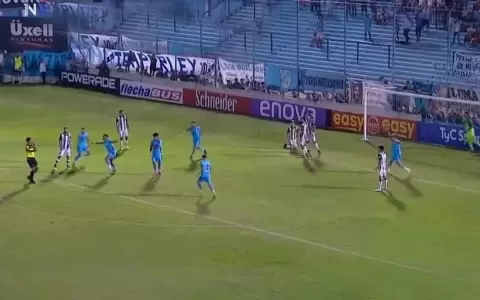 Ped�an penal y a los pocos segundos festejaron un ins�lito gol en contra