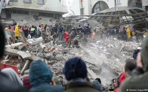 Aumenta n�mero de v�ctimas: casi 2.300 personas mueren en terremoto en Turqu�a y Siria