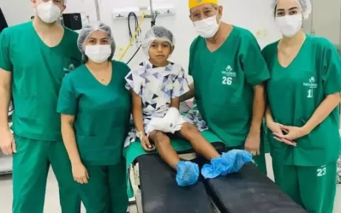 Marcelito, hijo del alba�il al que robaron sus ahorros, mueve sus dedos por primera vez