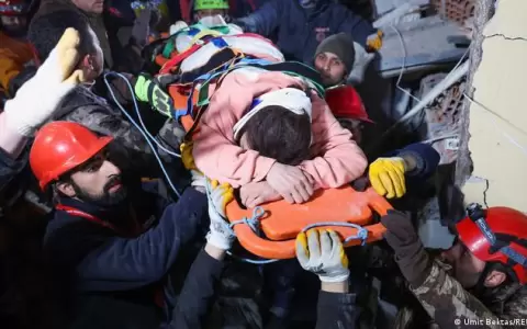 Milagroso rescate de mam� y beb� tras 90 horas bajo los escombros