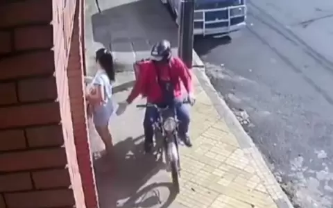 Piden ayuda para identificar al delivery que manose� a una mujer frente a su casa