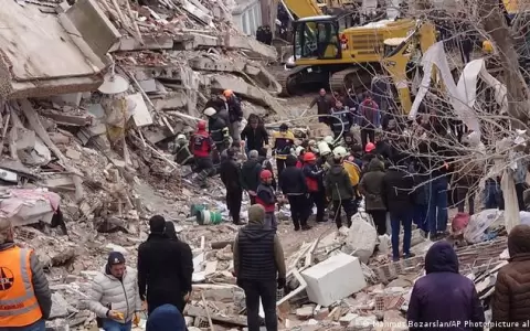 Casi 1.500 personas mueren en terremoto en Turqu�a y Siria