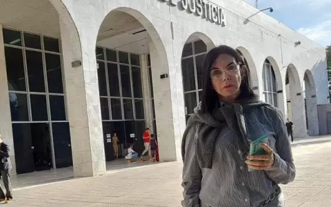 Madre de Bel�n Whittingslow se encaden� frente al Poder Judicial exigiendo sobreseimiento