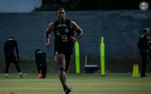 Olimpia: Luis Z�rate le gana la pulseada a Jhohan Roma�a