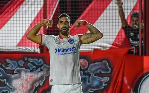 Tel�fono para Schelotto: �valos y su espectacular gol de tijera