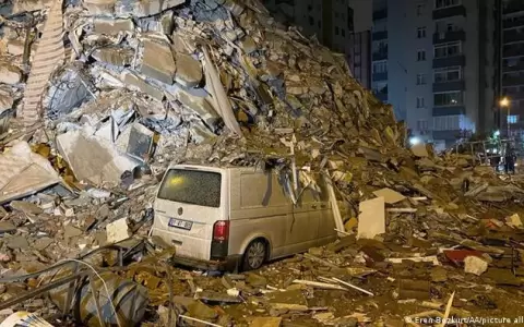 M�s de 300 muertos por potente terremoto en Turqu�a y Siria