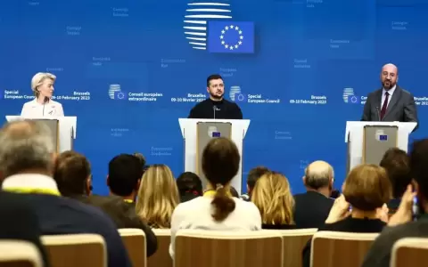 Zelenski reclama pragmatismo a Bruselas: "Necesitamos armas"