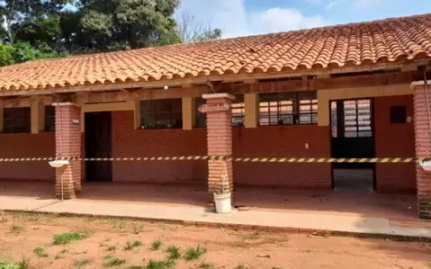 Primer d�a de clases, estudiantes amenazan con toma de colegio por aulas en peligro de derrumbe
