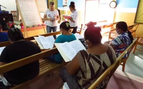 ?Ofrecen cursos dirigidos a mujeres que deseen capacitarse y encontrar su primer empleo
