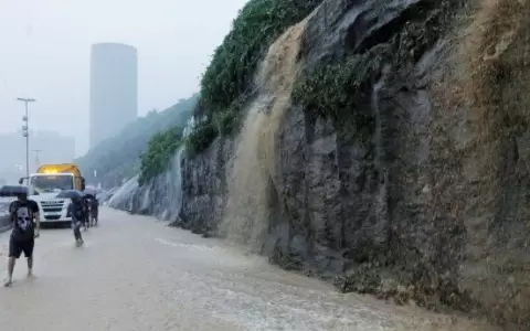 Dos muertos, inundaciones y yacar�s en las calles: las fuertes lluvias anegaron R�o de Janeiro