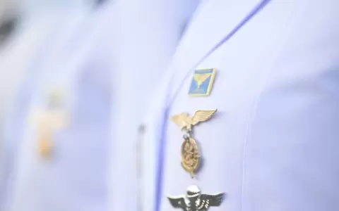 Abdo hace entrega de distinguida medalla a su suegra en acto de Gobierno