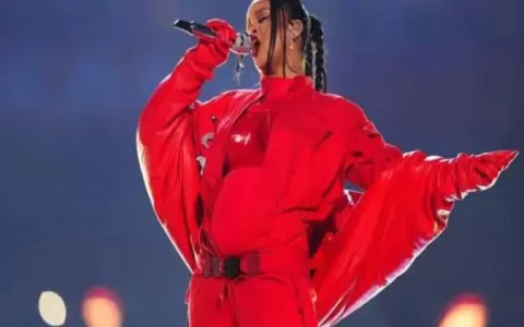 Rihanna revela al mundo su segundo embarazo en el intermedio del Super Bowl