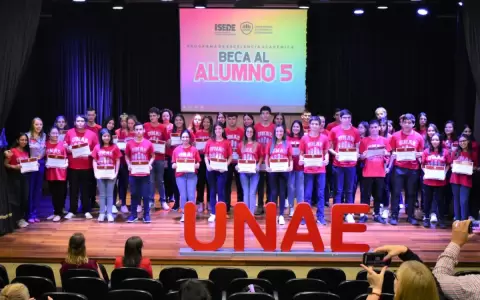 UNAE entrega 45 becas universitarias en el marco de su Programa de Excelencia