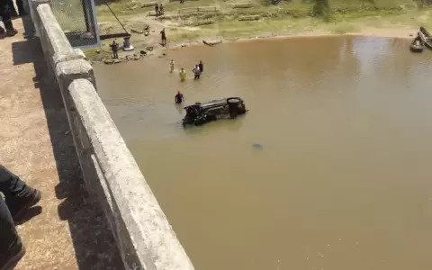 Veh�culo cay� al r�o y fallecen tres personas
