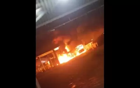Parada de buses ardi� en llamas en Benjam�n Aceval