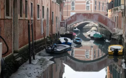 Las desconcertantes im�genes que muestran los canales de Venecia sin agua