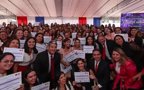 Mujeres emprendedoras reciben USD 1.800 para potenciar sus negocios