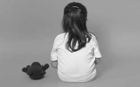 Abren proceso contra un hombre por golpear con manguera a su hija menor