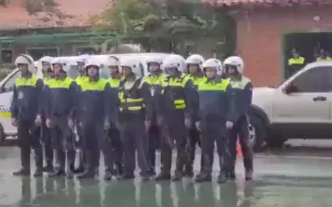 Agentes de PMT escucharon el discurso de Nenecho bajo la lluvia