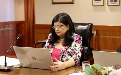 Ministra Llanes.