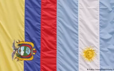 Ecuador expulsa a embajador de Argentina tras fuga de exministra a Venezuela