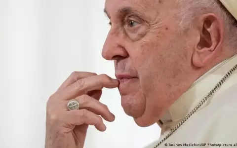 Papa pide arrestar a traficantes tras naufragio de migrantes