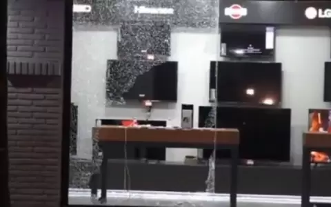 A pedradas rompen vidrios de comercio y roban celulares de alta gama