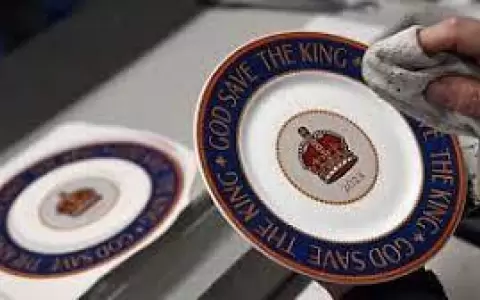 Los recuerdos de la coronaci�n de Carlos III dan un empuj�n a la industria de la cer�mica inglesa