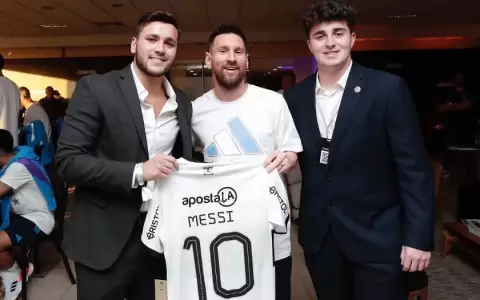 Lionel Messi lleva a su casa una camiseta de Olimpia