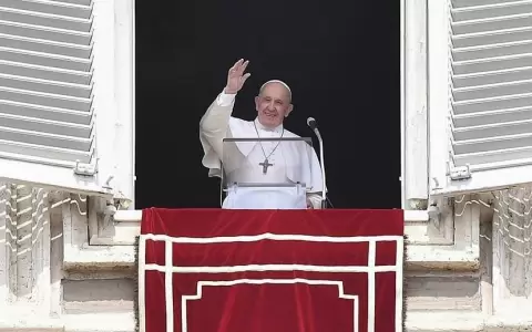 El papa Francisco saludando a sus fieles en a la Plaza de San Pedro.