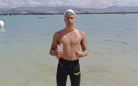 Gran gesti�n de nadador paraguayo en las playas de Puerto Rico
