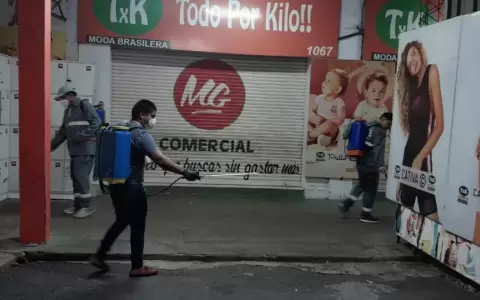 Realizan brigadas nocturnas de fumigadores en el Mercado 4 en focos rojos de criadero