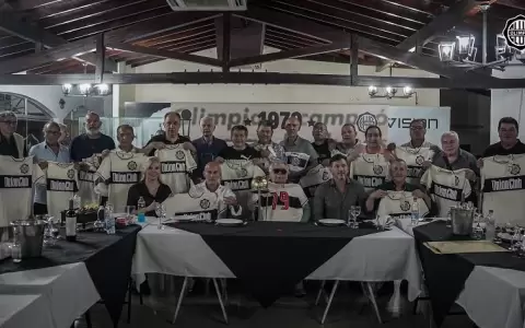Campeones del mundo celebran la haza�a junto a Osvaldo Dom�nguez