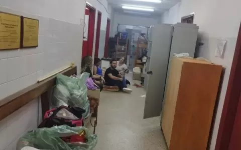 M�dicos residentes de Calle'i quedaron en los pasillos tras desalojo de su unidad de descanso